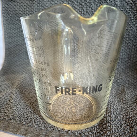 Vintage 4–Cup Fire King Measuring Cup with Blue Lettering #499 - Picture 2 of 14